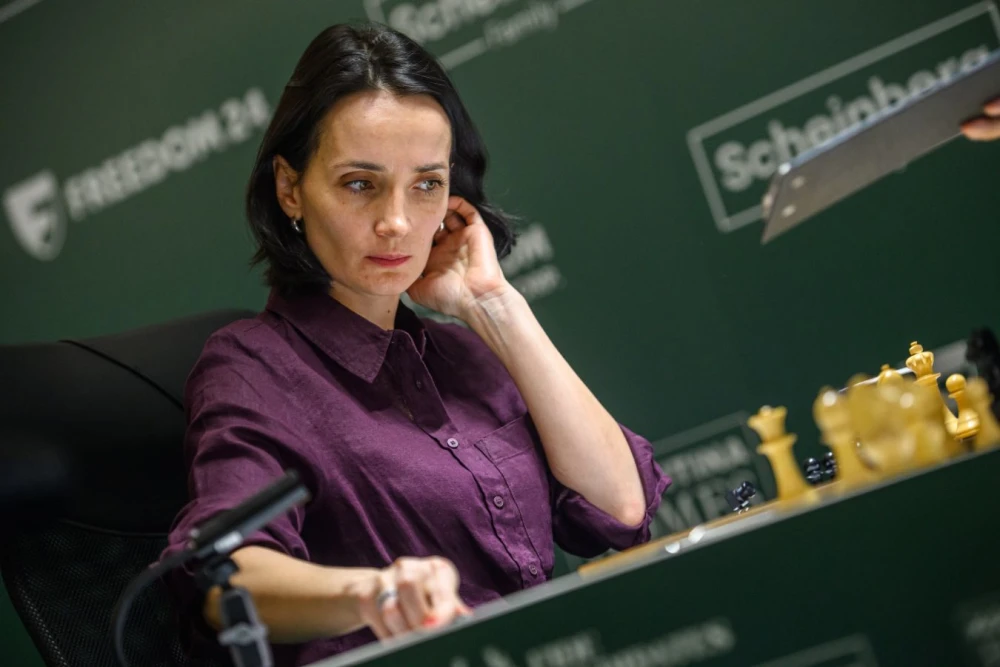 Екатерина Лагно сосредоточенно играет в шахматы на Турнире претенденток